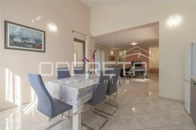 Villa Independiente con Piscina en Venta en Tinjan, Croacia - foto 4