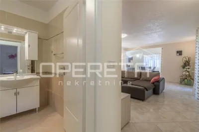 Villa Independiente con Piscina en Venta en Tinjan, Croacia - foto 7