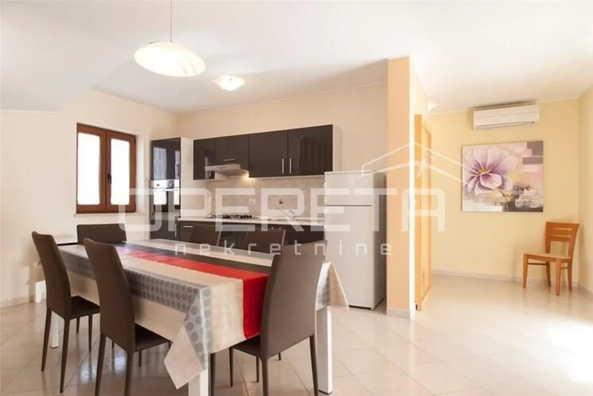 Villa Unifamiliar con Piscina en Venta en Tinjan, Croacia - foto 2