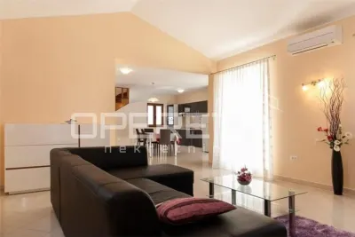 Villa Unifamiliar con Piscina en Venta en Tinjan, Croacia - foto 3