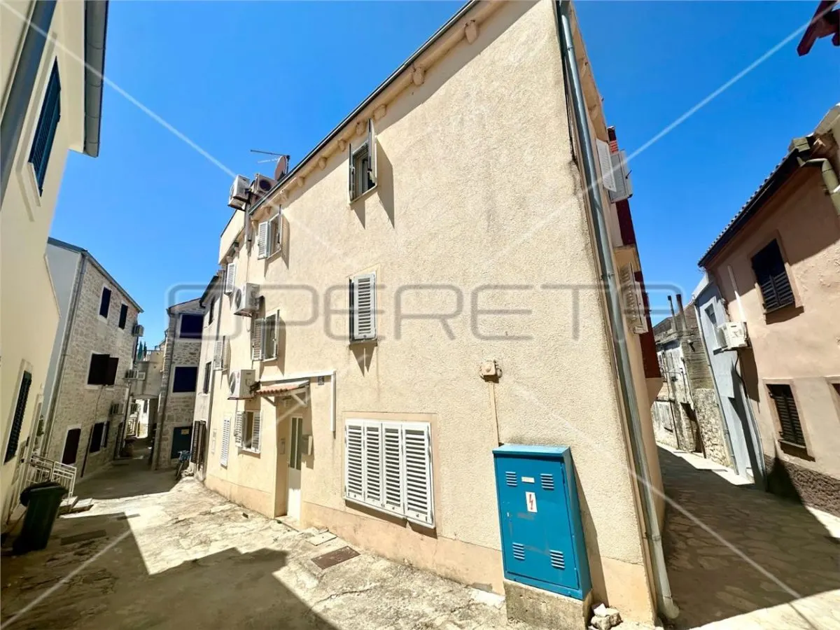 Casa con Tres Apartamentos en Venta en Betina, Croacia - foto 1