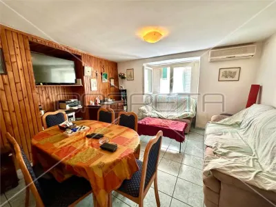Casa con Tres Apartamentos en Venta en Betina, Croacia - foto 2