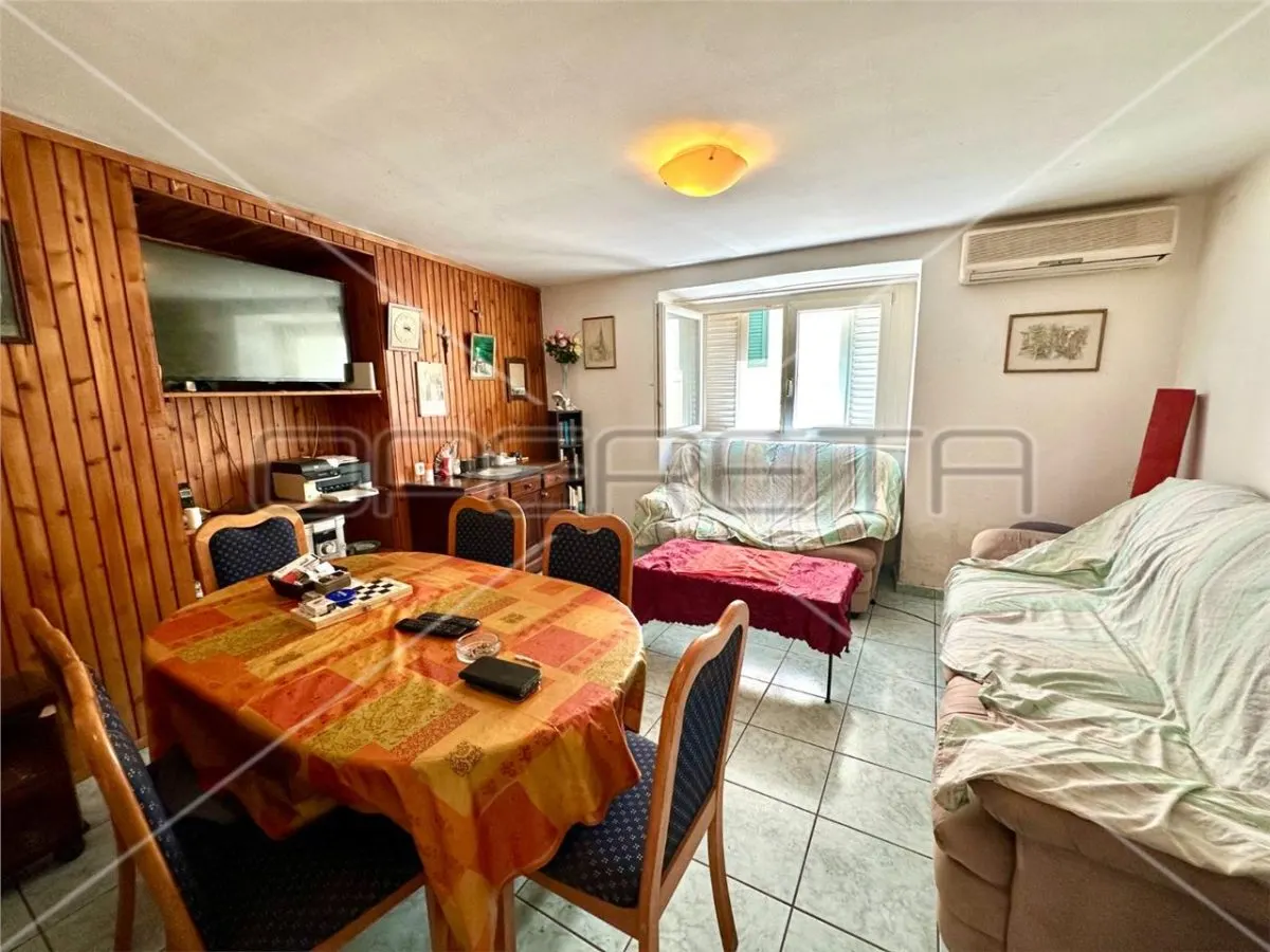 Casa con Tres Apartamentos en Venta en Betina, Croacia - foto 2