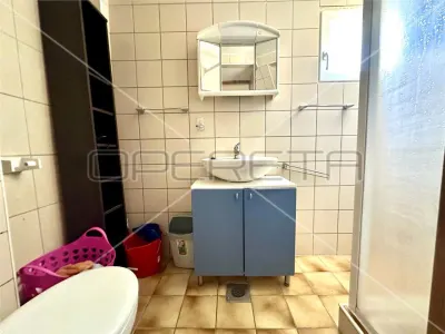 Casa con Tres Apartamentos en Venta en Betina, Croacia - foto 17