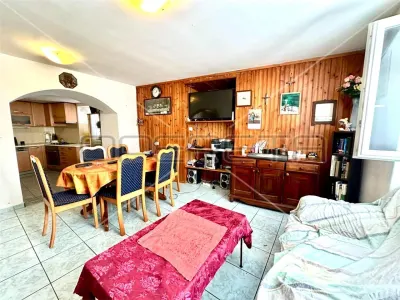 Casa con Tres Apartamentos en Venta en Betina, Croacia - foto 3