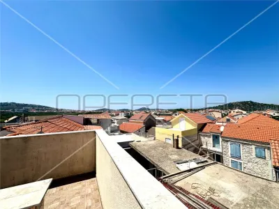 Casa con Tres Apartamentos en Venta en Betina, Croacia - foto 21