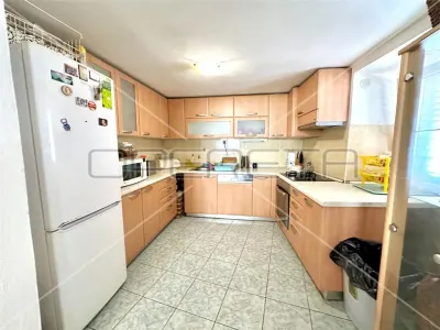 Casa con Tres Apartamentos en Venta en Betina, Croacia - foto 4