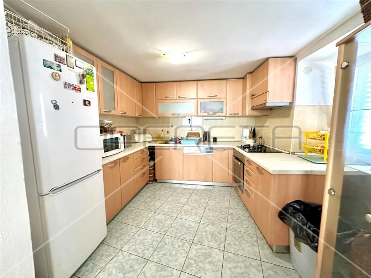 Casa con Tres Apartamentos en Venta en Betina, Croacia - foto 4