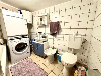 Casa con Tres Apartamentos en Venta en Betina, Croacia - foto 5