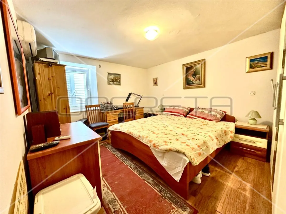 Casa con Tres Apartamentos en Venta en Betina, Croacia - foto 6