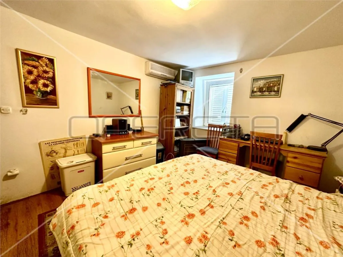 Casa con Tres Apartamentos en Venta en Betina, Croacia - foto 7