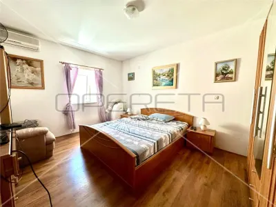 Casa con Tres Apartamentos en Venta en Betina, Croacia - foto 8