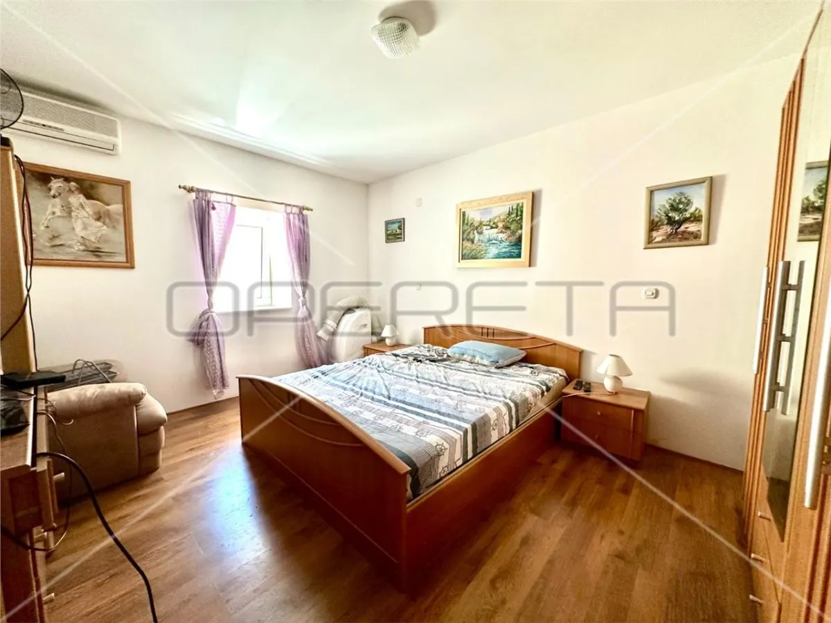 Casa con Tres Apartamentos en Venta en Betina, Croacia - foto 8
