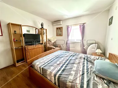 Casa con Tres Apartamentos en Venta en Betina, Croacia - foto 9