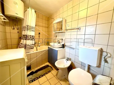 Casa con Tres Apartamentos en Venta en Betina, Croacia - foto 10