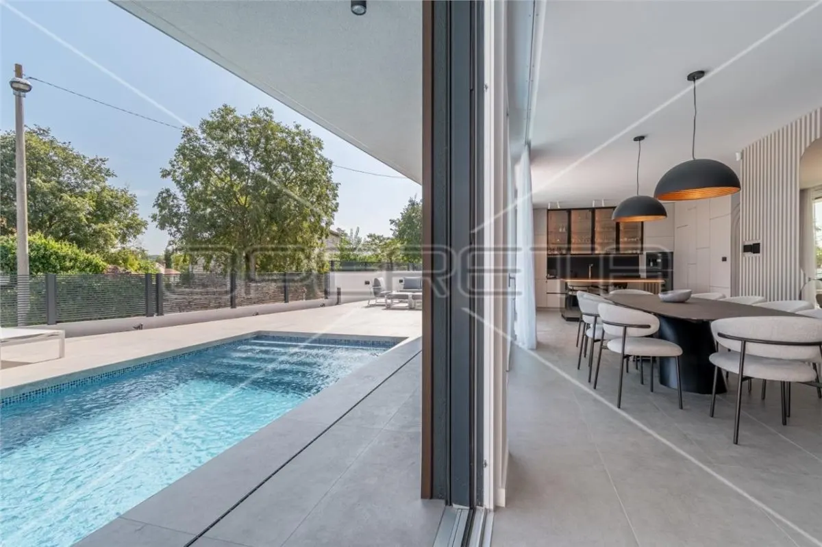 Villa de Lujo Independiente en Venta en Rovinj, Croacia - foto 4