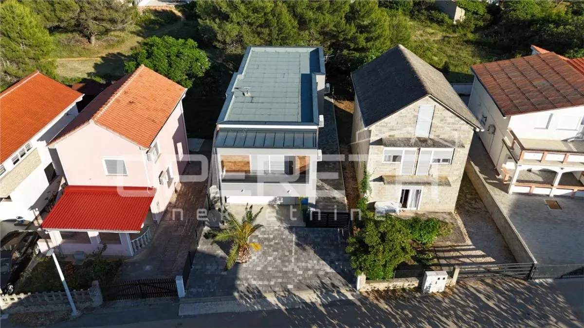 Villa Indépendante avec Quatre Appartements à Vendre à Vir, Croatie - foto 1