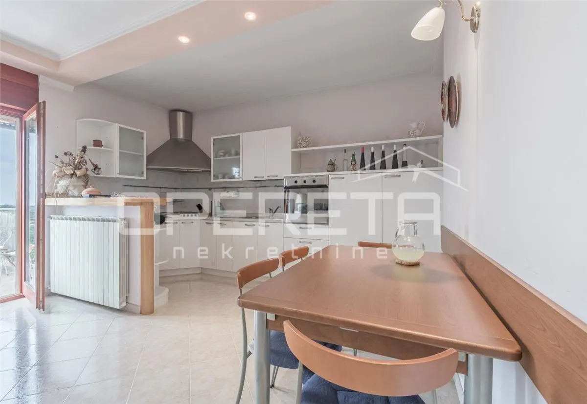 Villa Familiar en Venta en Umag, Croacia – Tres Unidades Residenciales con Vistas al Mar - foto 2