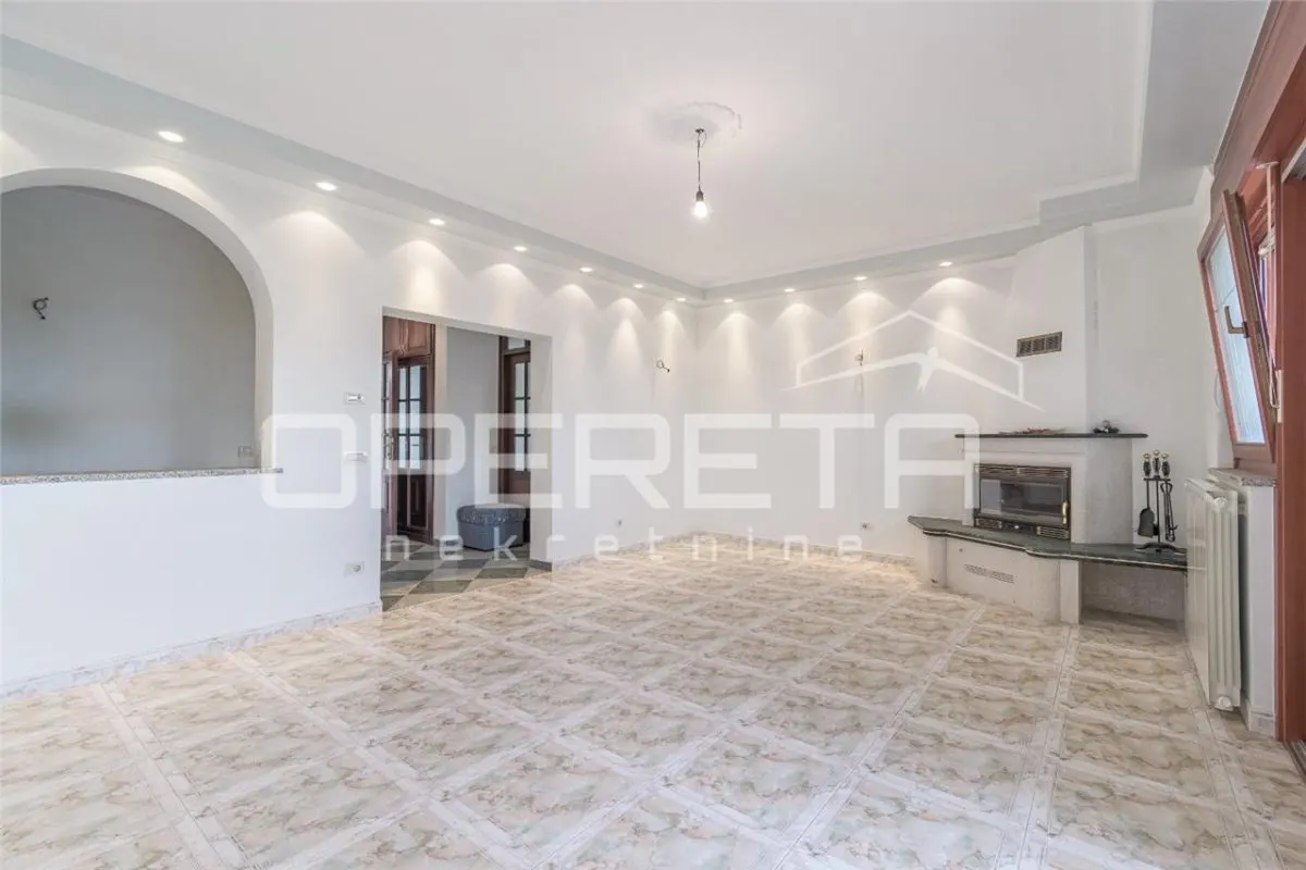 Villa Familiar en Venta en Umag, Croacia – Tres Unidades Residenciales con Vistas al Mar - foto 11