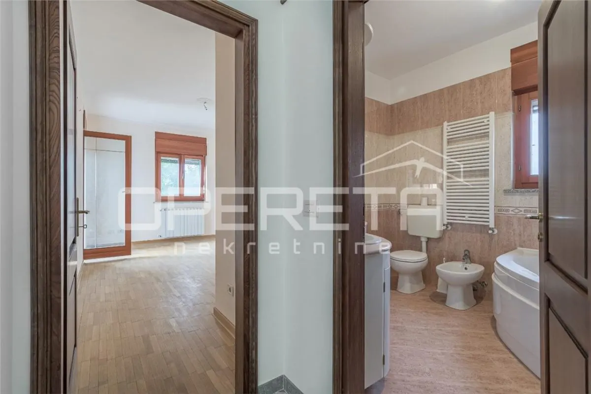 Villa Familiar en Venta en Umag, Croacia – Tres Unidades Residenciales con Vistas al Mar - foto 16
