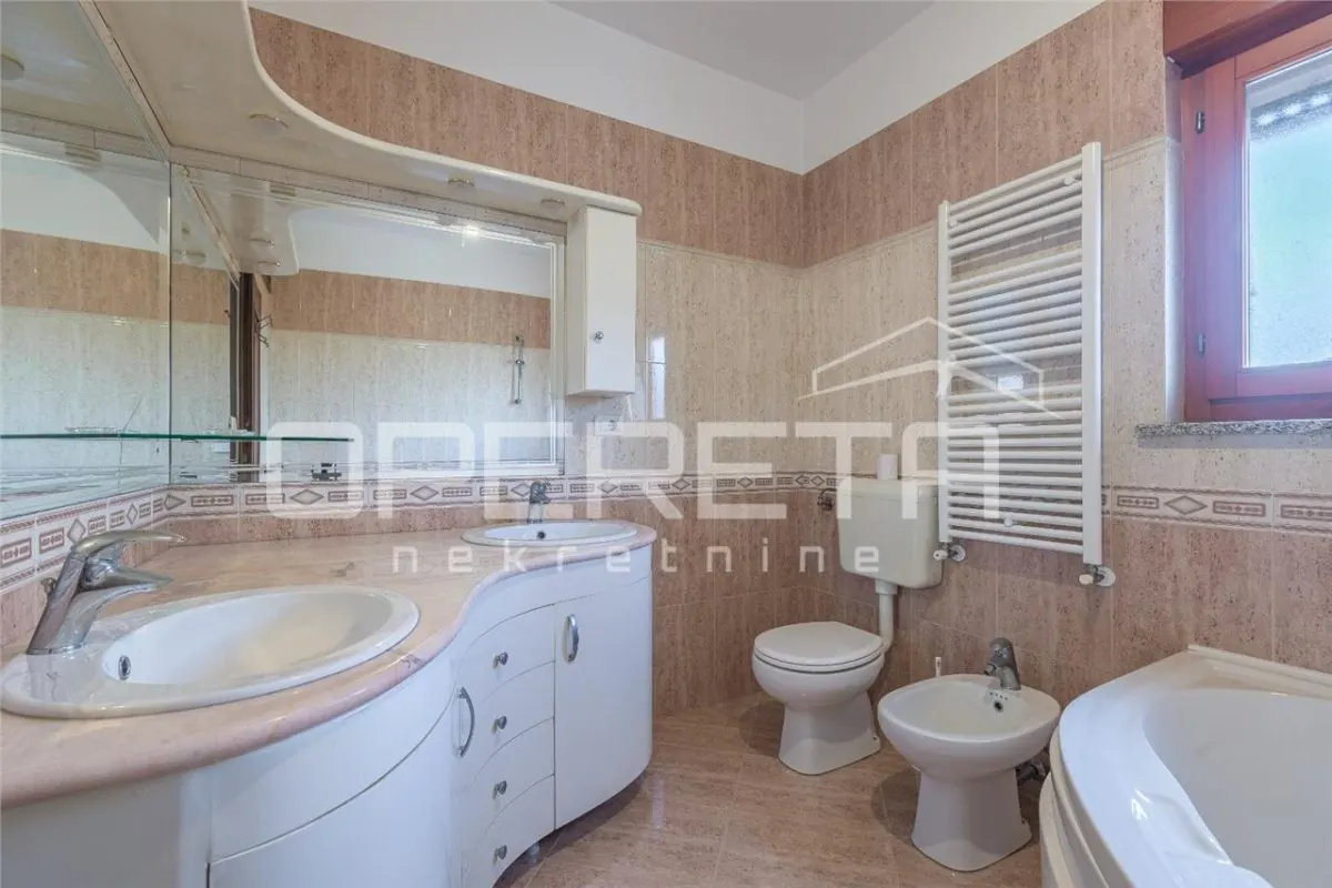 Villa Familiar en Venta en Umag, Croacia – Tres Unidades Residenciales con Vistas al Mar - foto 17