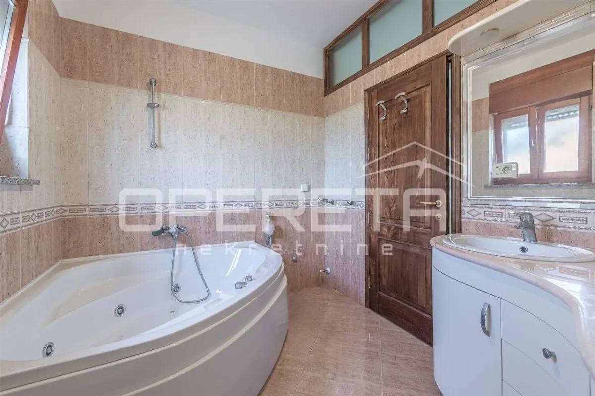 Villa Familiar en Venta en Umag, Croacia – Tres Unidades Residenciales con Vistas al Mar - foto 6