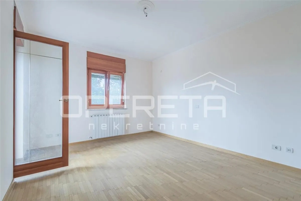 Villa Familiar en Venta en Umag, Croacia – Tres Unidades Residenciales con Vistas al Mar - foto 10