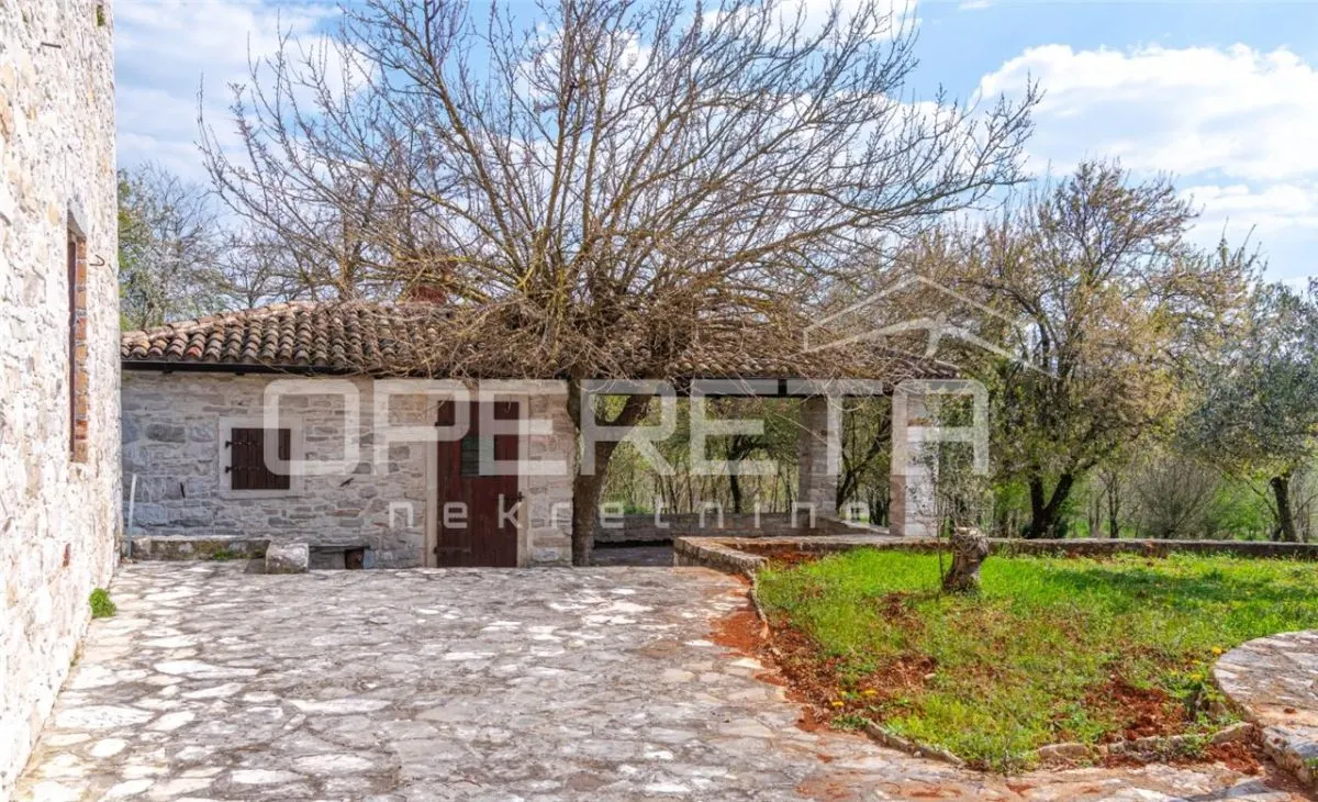 Villa en Pierre avec Bâtiments Auxiliaires à Vendre à Buje, Croatie - foto 18