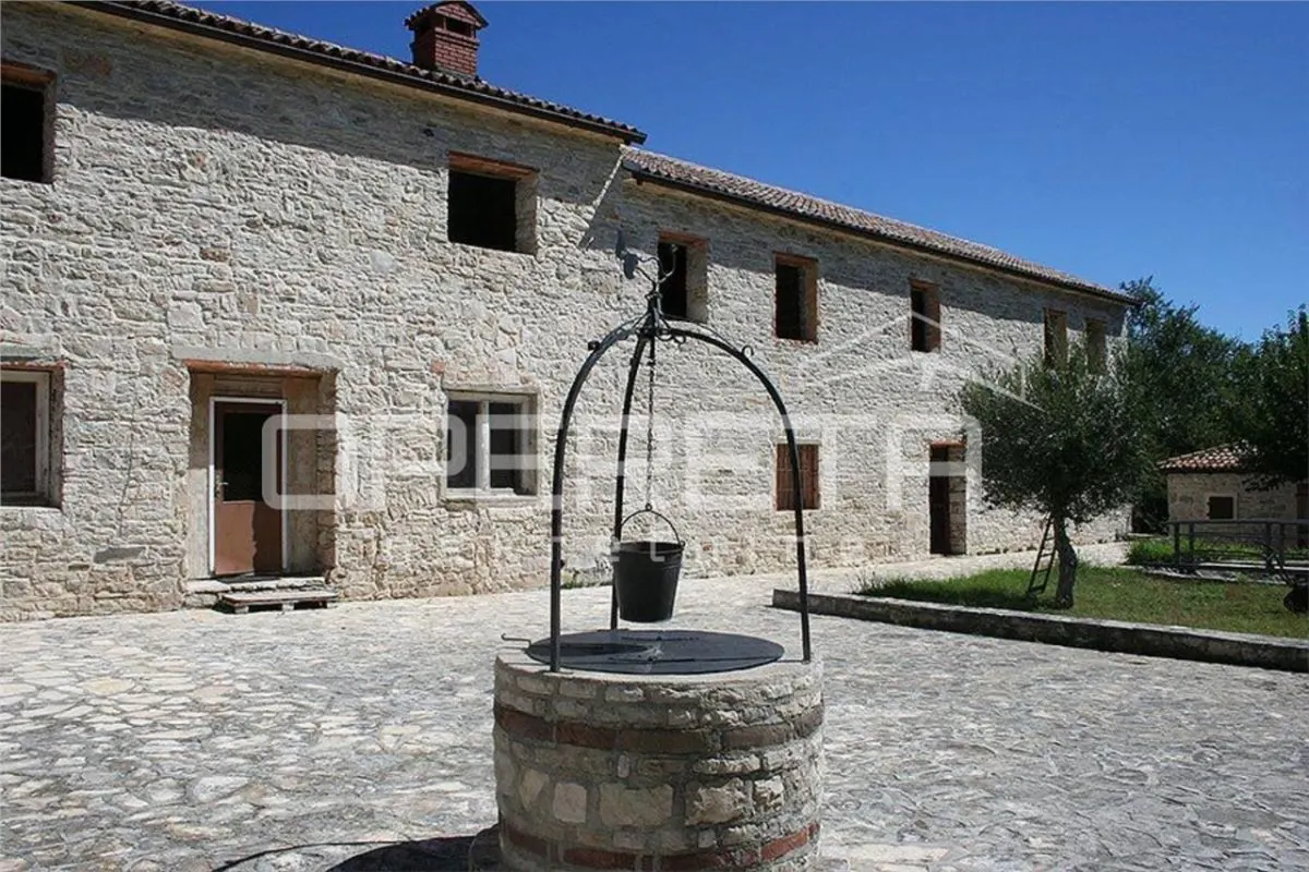 Villa en Pierre avec Bâtiments Auxiliaires à Vendre à Buje, Croatie - foto 3