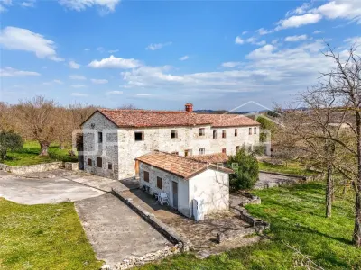 Villa en Pierre avec Bâtiments Auxiliaires à Vendre à Buje, Croatie - foto 23