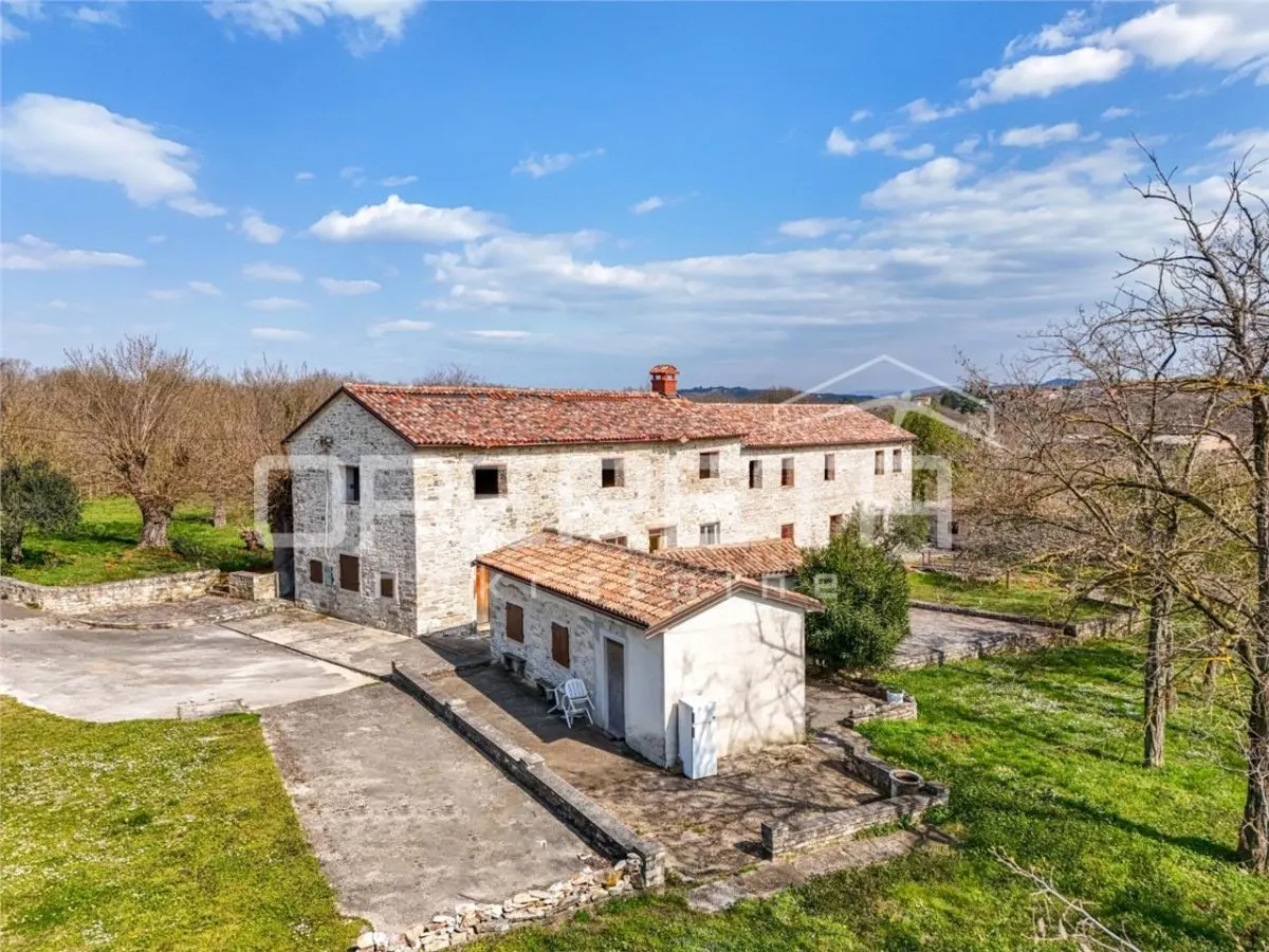 Villa en Pierre avec Bâtiments Auxiliaires à Vendre à Buje, Croatie - foto 23