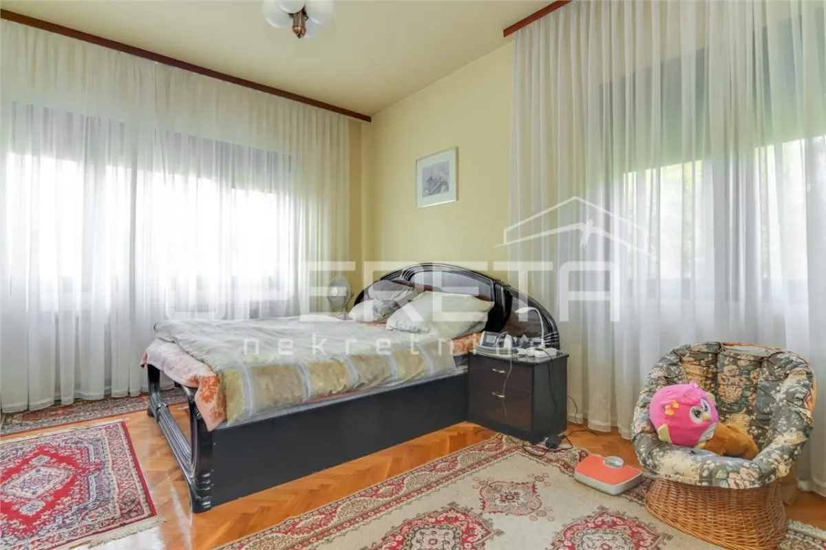 Villa Espaciosa con Gran Parcela y Construcciones Anexas en Venta, Stubicka Slatina, Croacia - foto 16