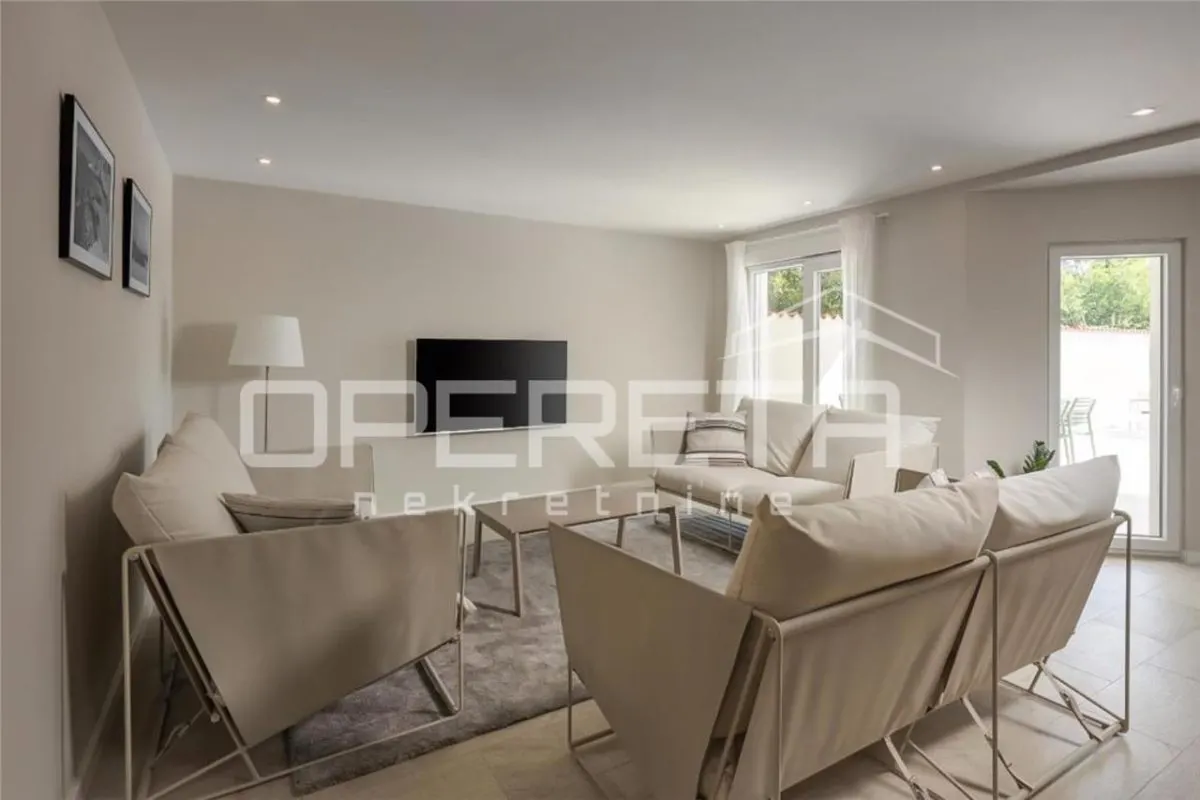 Villa Elegante en Venta en Brtonigla, Istria, Croacia - foto 1