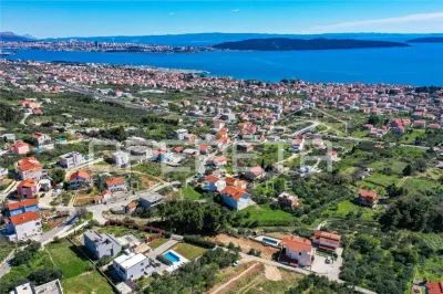 Villa Contemporaine avec Vue Mer, Jardin et Piscine – Kaštel Kambelovac, Croatie - foto 23