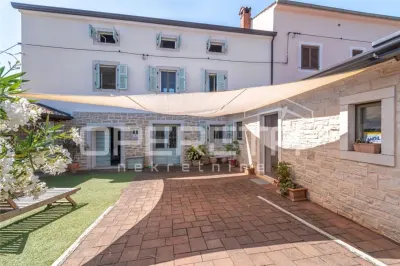 Villa de Piedra con Patio en Venta en Porec, Croacia - Porec