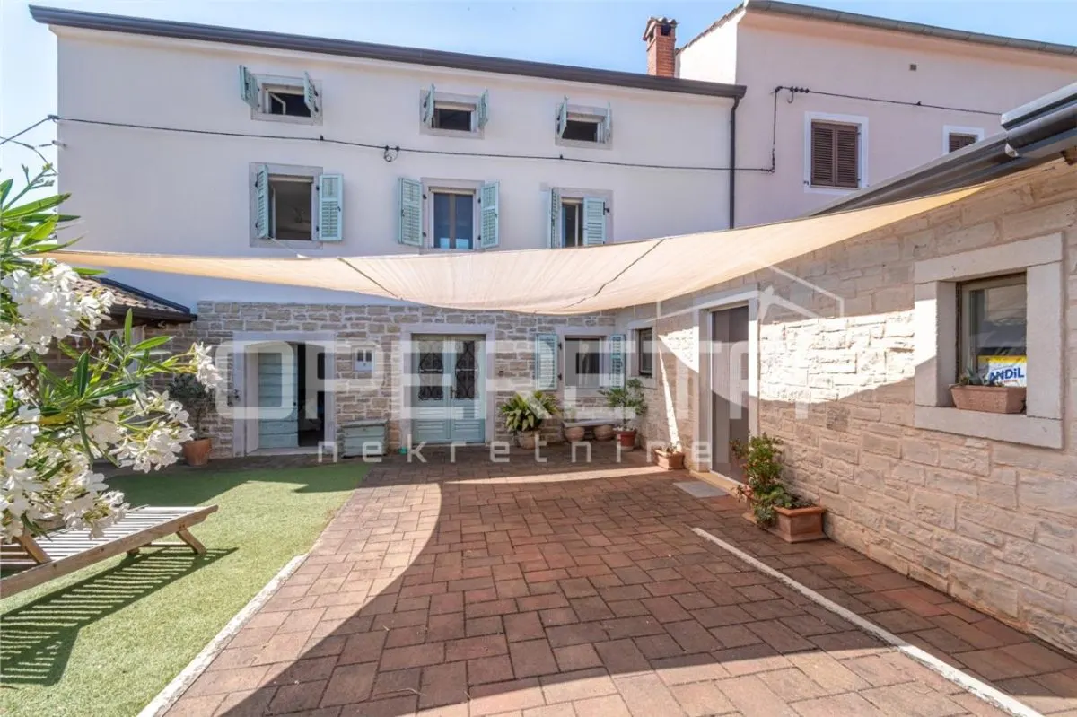 Villa en Pierre avec Cour à Vendre à Porec, Croatie - foto 1
