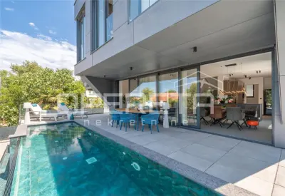 Villa de Lujo en Venta en Njivice, Isla de Krk, Croacia - Njivice