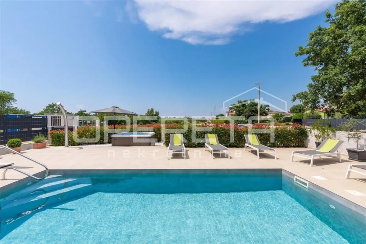 Villa Unifamiliar en Venta en Porec, Croacia - foto 2