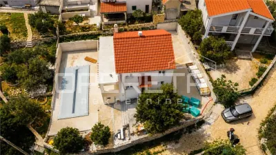 Villa Moderna en Venta en Vinišće, Croacia – Primera Línea de Mar - foto 3