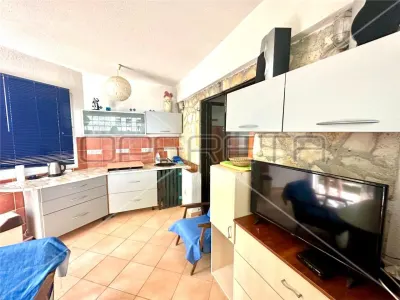 Single-storey house with cellar and terrace for sale in Tisno, Murter - foto 3