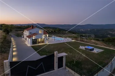 Villa en Venta en Croacia, Buzet - foto 2