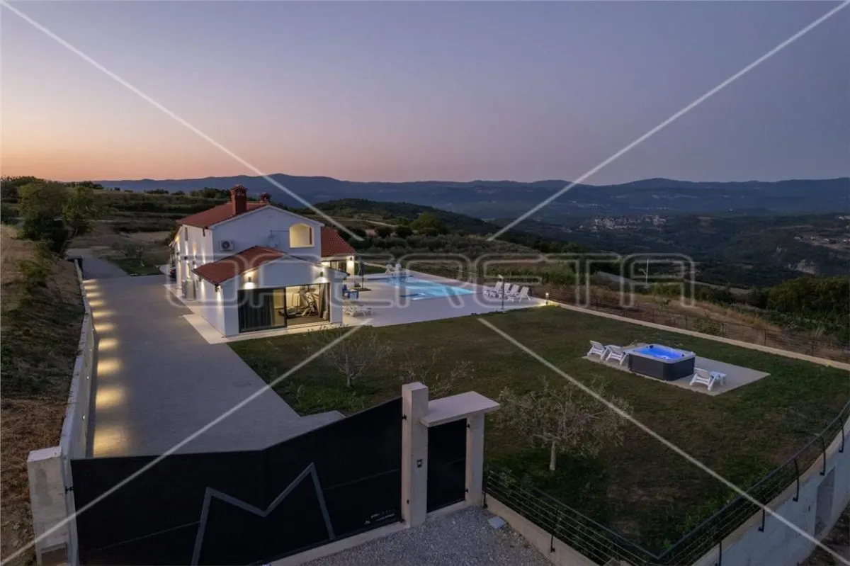 Villa en Venta en Croacia, Buzet - foto 2