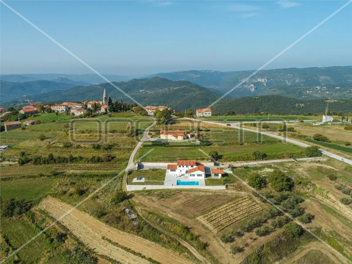 Villa en Venta en Croacia, Buzet - foto 3