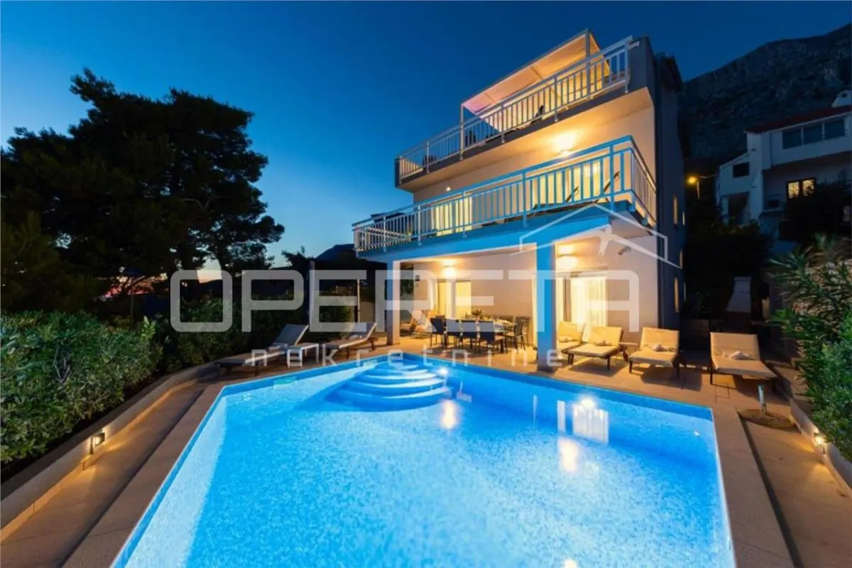 Villa Trois Étages à Vendre en Croatie, Mimice - foto 1