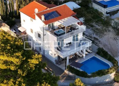 Villa Trois Étages à Vendre en Croatie, Mimice - foto 2