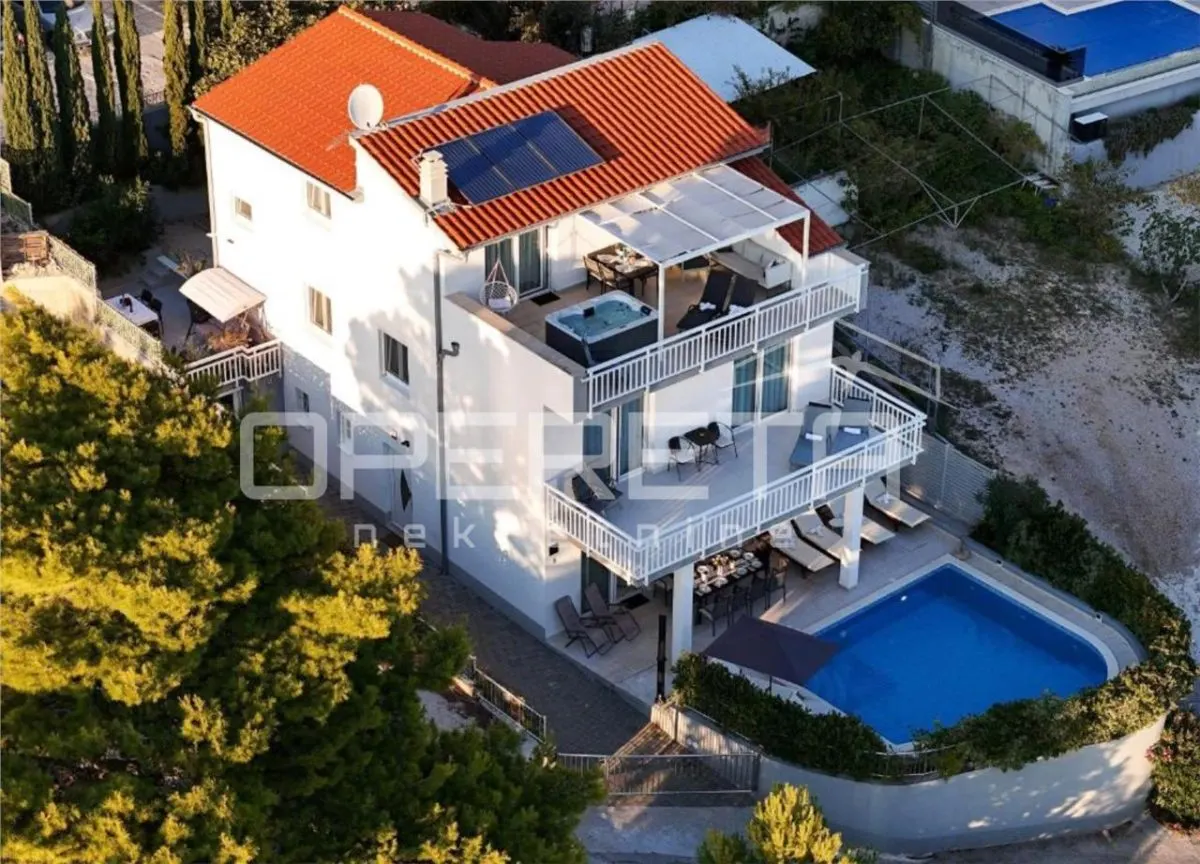 Villa Trois Étages à Vendre en Croatie, Mimice - foto 2