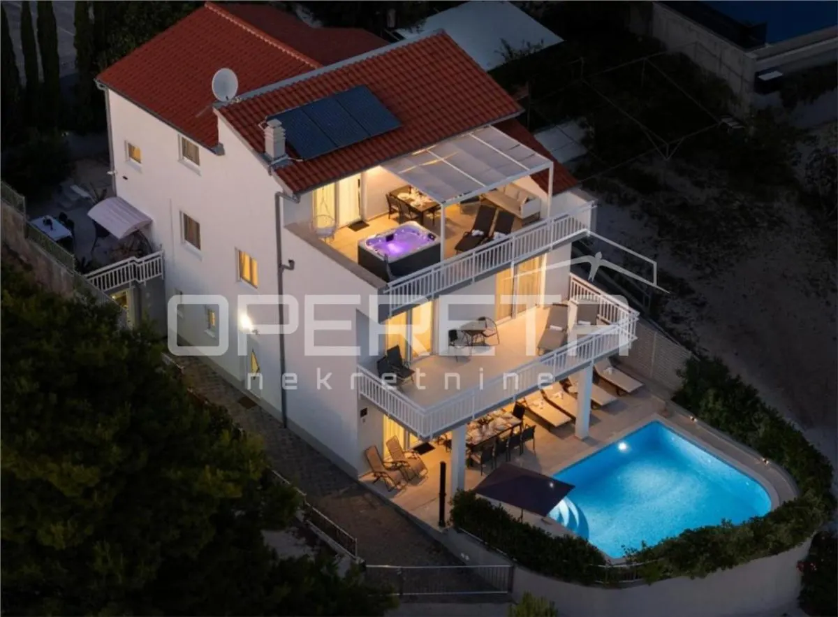 Villa Trois Étages à Vendre en Croatie, Mimice - foto 3