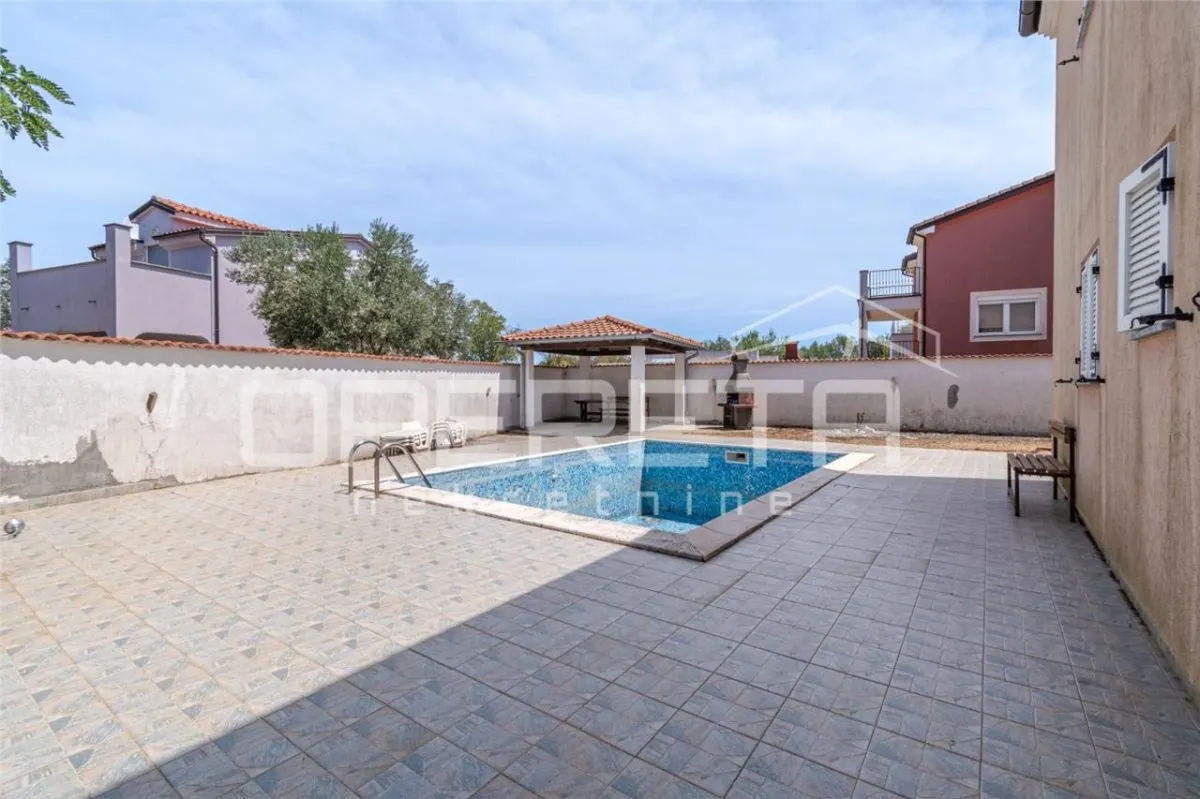 Villa Unifamiliar con Piscina en Venta en Pula, Croacia - foto 15