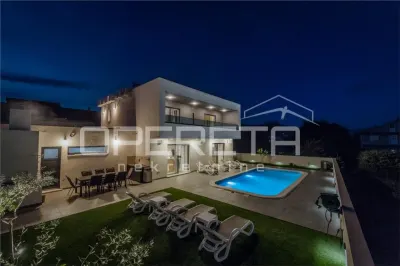 Villa Moderna en Venta en Kaštel Novi, Croacia - Kaštel Novi