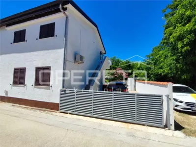 Casa Pareada con 2 Apartamentos en Venta en Ninske Vodice, Croacia - Privlaka